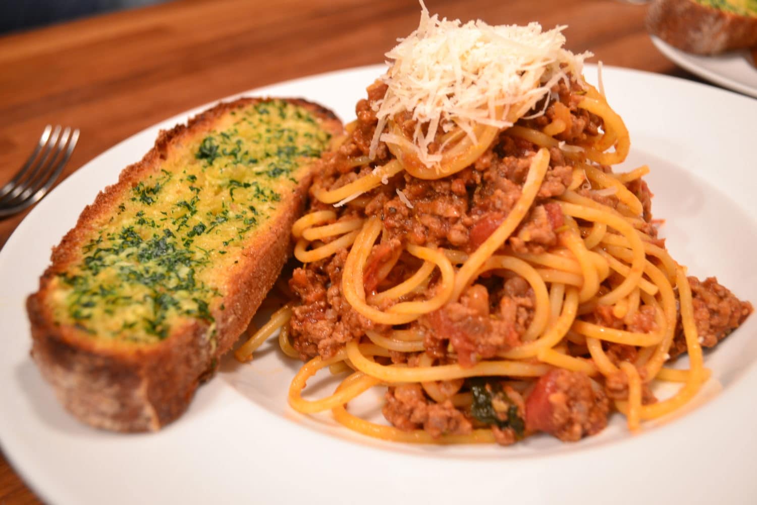 Spaghetti Plate with 2 Pieces Garlic Bread from Zippy's | Nurtrition ...
